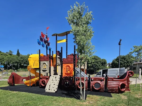 realizzazione parco pubblico e scuola f3 gioco per bambino