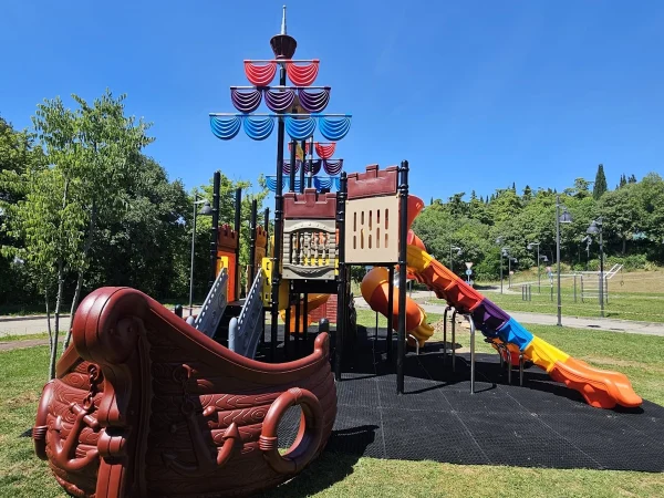 realizzazione parco pubblico e scuola f4 gioco per bambino