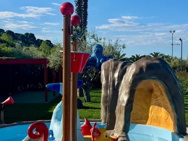 realizzazione villaggio turistico cupra marittima f4 water play in vetroresina