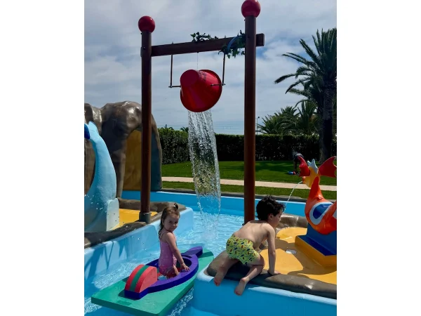 realizzazione villaggio turistico cupra marittima f5 water play in vetroresina