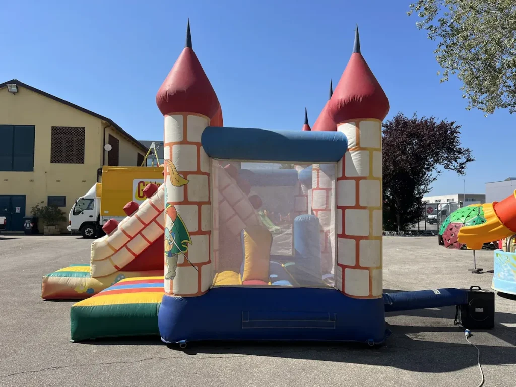 offerta usato gioco gonfibile multiattività pink castle f4 mostra