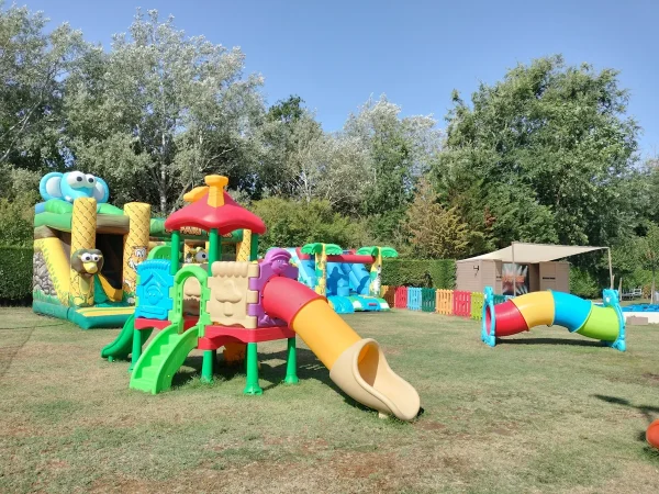 realizzazione area outdoor per bambini f4 family hotel cesenatico