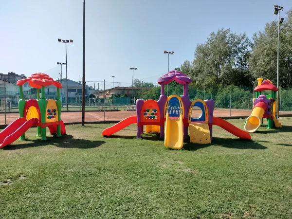 realizzazione area outdoor per bambini f5 family hotel cesenatico