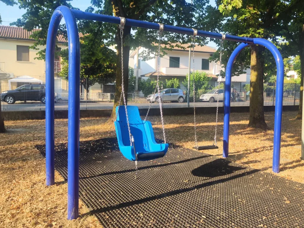 realizzazione parco pubblico e scuole f2 altalena professionale inclusiva