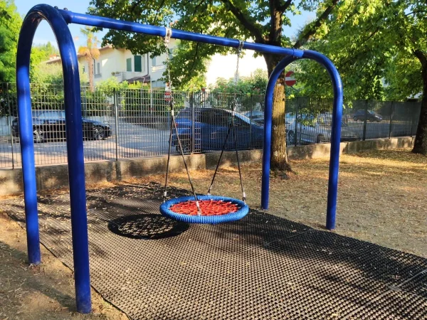 realizzazione parco pubblico e scuole f7 altalena professionale cestone