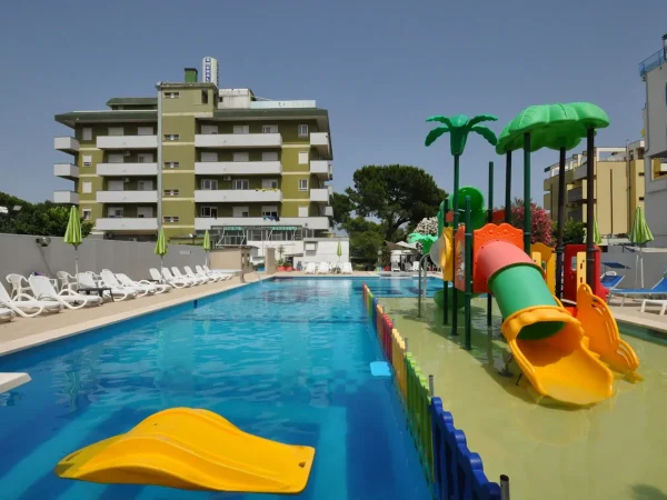 realizzazione piscina family hotel giulianova f3 playground per esterno